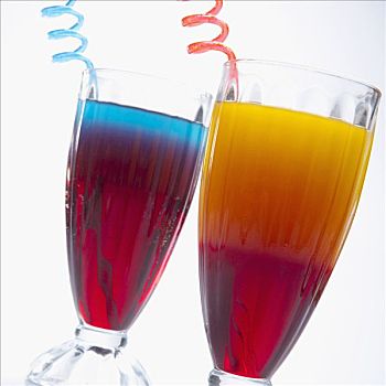 特写,两个,玻璃杯,彩色,鸡尾酒