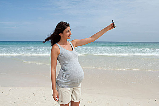 怀孕,中年,女人,智能手机,海滩,佛得角,非洲