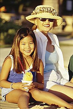 亚洲人,母亲,帽子,坐,海滩,女儿,拿着,剃,冰,金色,太阳