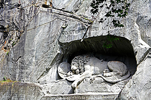 瑞士琉森水边岩石中雕刻的石狮子