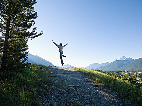 加拿大,艾伯塔省,后面,风景,男人,跳跃,高处,山,小路
