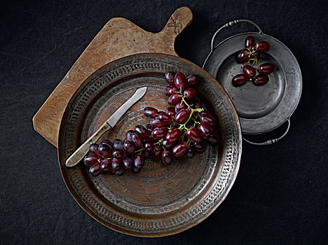 锡镴器皿,盘子,葡萄,黑色,地下