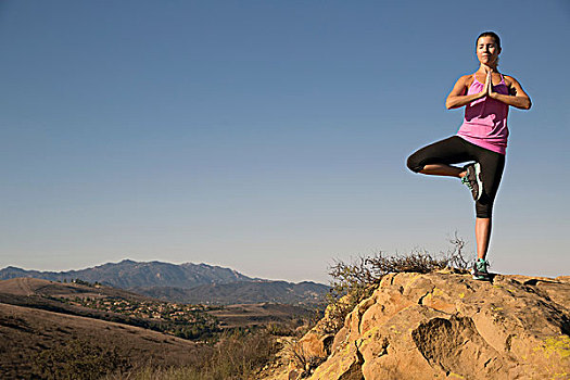 成年,女人,练习,瑜珈,树,姿势,山,橡树,加利福尼亚,美国