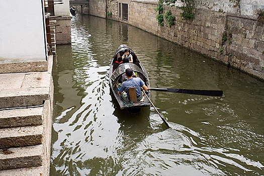 浙江绍兴鲁迅故居水巷,乌蓬船