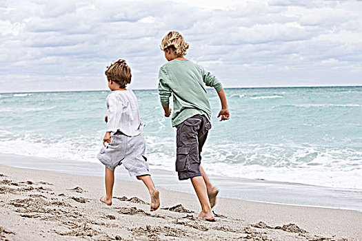 后视图,两个男孩,跑,海滩