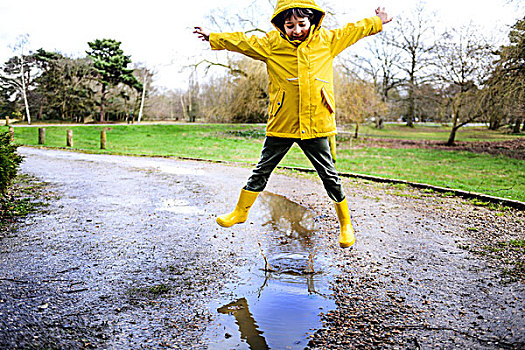 男孩,黄色,带帽衣,跳跃,高处,公园