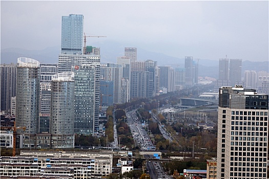 山东省日照市,雨后港城空气清新,马路上车辆行人各行其道秩序井然