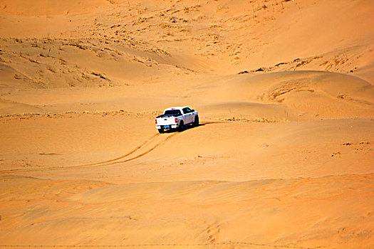 沙漠中的越野车