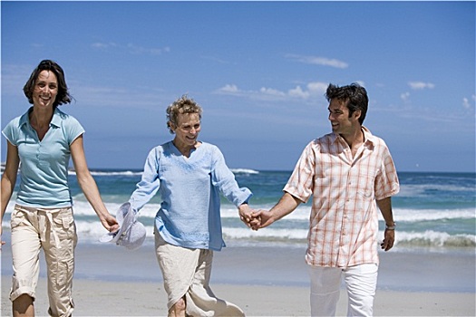 老年,女人,走,海滩,夫妻,握手,微笑,正面
