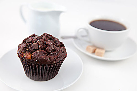 巧克力松饼,一杯咖啡,白色背景,盘子,糖,牛奶