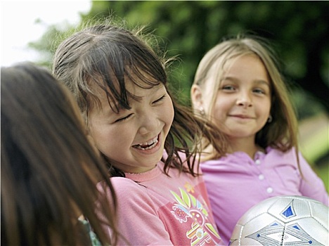 三个女孩,7-9岁,笑,一个,女孩,足球,特写,头像,聚焦