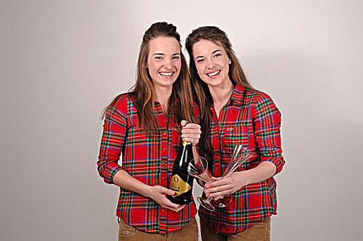 双胞胎,姐妹,拿着,瓶子,汽酒,香槟酒杯
