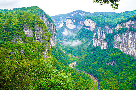 湖南湘西的盘山公路