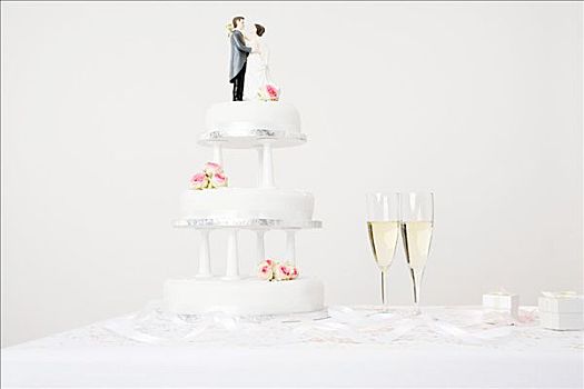 婚礼蛋糕,香槟酒杯