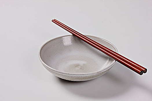 陶盘和红木筷子