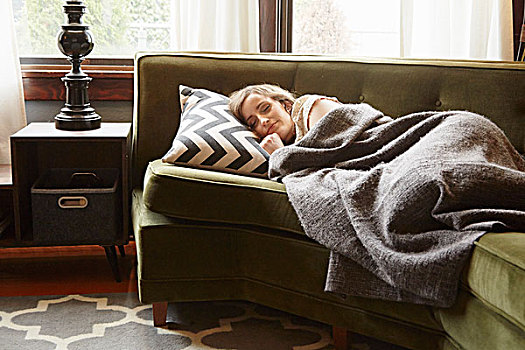 美女,躺着,客厅,沙发,包着,毯子