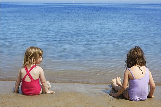 拖拉,姐妹,坐,海滩,泳衣