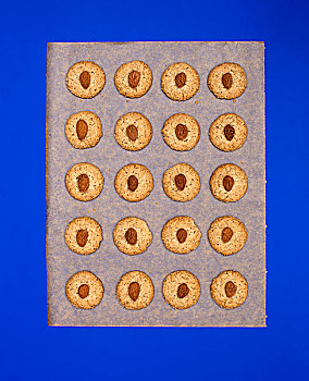 杏仁饼干,烤盘纸,蓝色背景