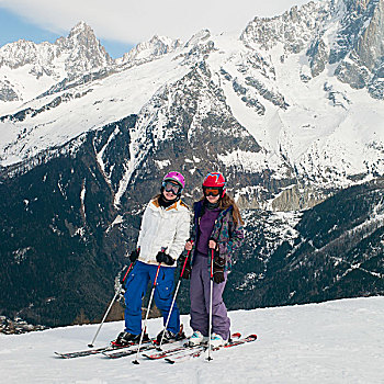 两个女孩,滑雪,法国阿尔卑斯山,隆河阿尔卑斯山省,法国