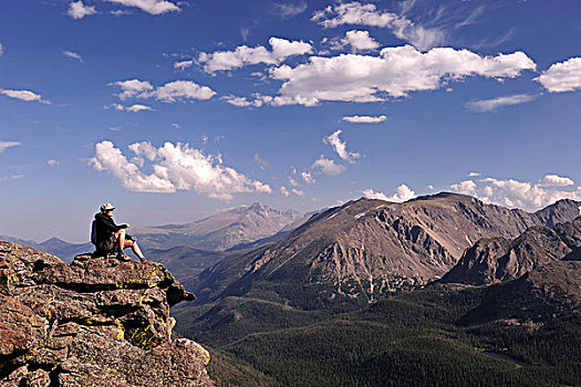 男人,坐,小路,山脊,道路,岩石,山,国家,公园,科罗拉多,美国