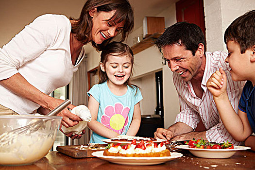 家庭,父母,两个孩子,厨房,糖衣,蛋糕,水果,奶油