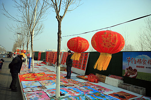 山东省日照市,满眼都是春联灯笼兔年吉祥物,农村大集年味渐浓