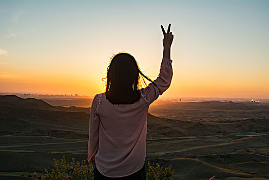 夕阳美女剪影