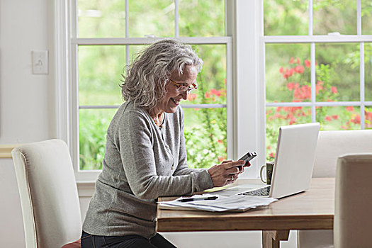 老年,女人,智能手机,笔记本电脑,在家