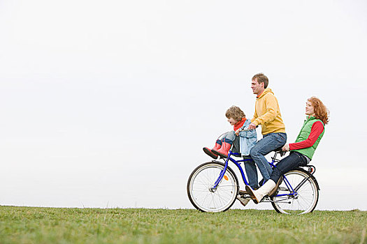 年轻家庭,骑,自行车,一起