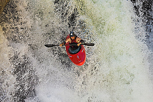 男性,皮划艇手,短桨,筏子,瀑布,清水,不列颠哥伦比亚省,加拿大