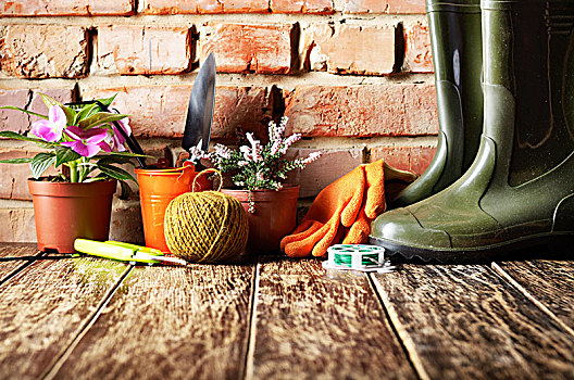 园艺工具,铲,耙子,绳索,手套,木地板
