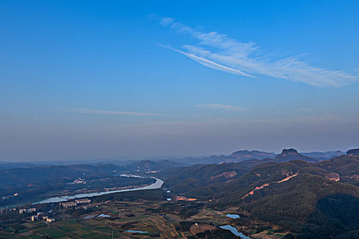 山,丹霞,河流,蓝天,黄昏,大气,田野,水电站,村庄,驴友,旅行,地质公园,丹霞地貌,绿色,灌木,树,草,水潭,素材,平面设计