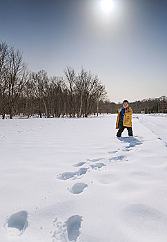 雪地里玩耍的孩子