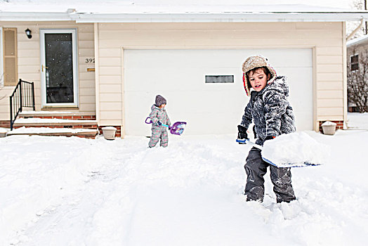 男孩,戴着,毛皮,帽子,女孩,站立,积雪,私家车道,铲,雪