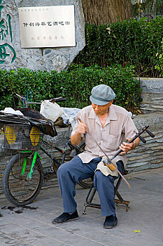 北京什刹海茶艺酒吧一条街上的卖艺人