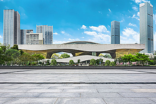 城市和草與藍(lán)天