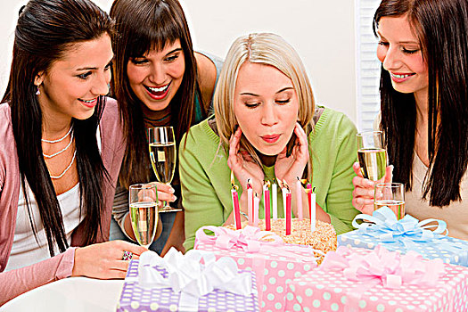 生日派对,女人,吹,蜡烛,蛋糕,香槟,礼物