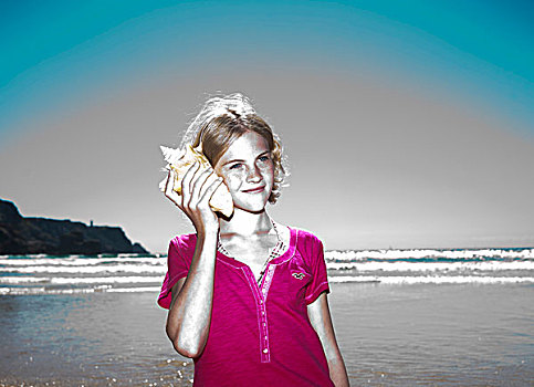 女孩,拿着,壳,耳,海滩,菲尼斯泰尔,布列塔尼半岛,法国,欧洲