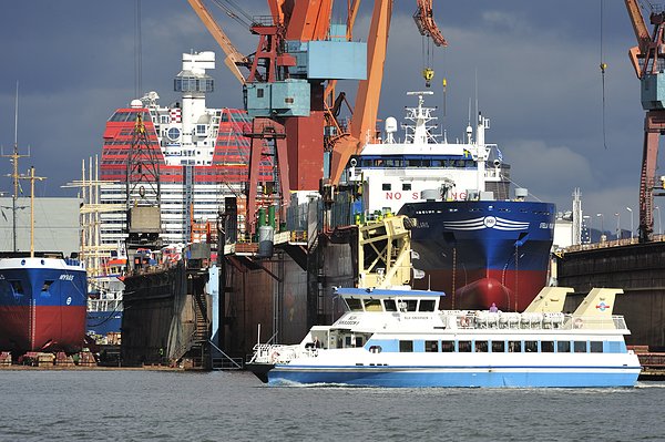 哥德堡港货船图片