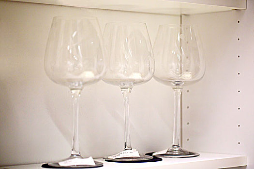 三个透明的红酒杯