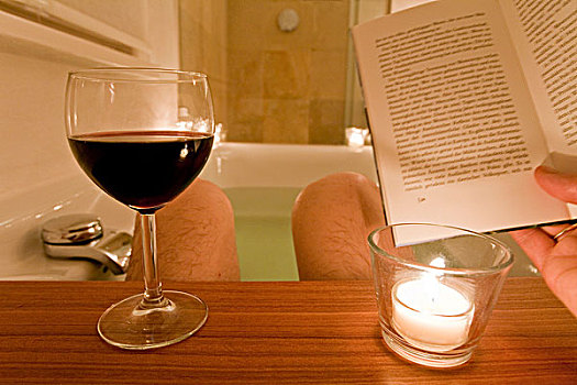 男人,坐,浴缸,浴,读,书本,喝,葡萄酒,蜡烛,水疗,放松
