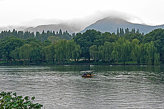 西子湖畔,烟雨朦胧