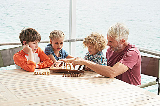 爷爷,孙辈,玩,下棋