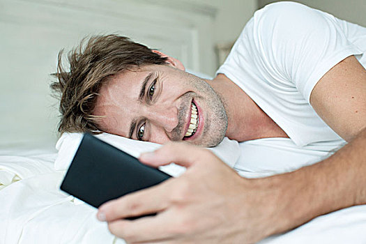 男人,床上,智能手机