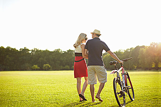 情侣,推,自行车,漫步,公园