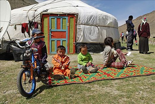 蒙古人,孩子,正面,蒙古包,阿尔泰,哈萨克斯坦,蒙古,亚洲