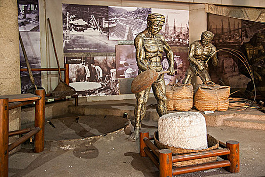 四川自贡市盐业历史博物馆展示的古代制盐技术工艺流程模型场