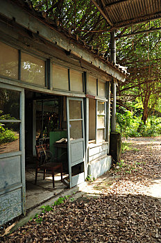 废弃的台北松山烟厂,杂乱破落的屋子