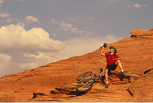 男人,坐,岩石上,靠近,自行车