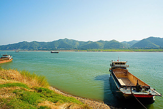 江河山的货轮